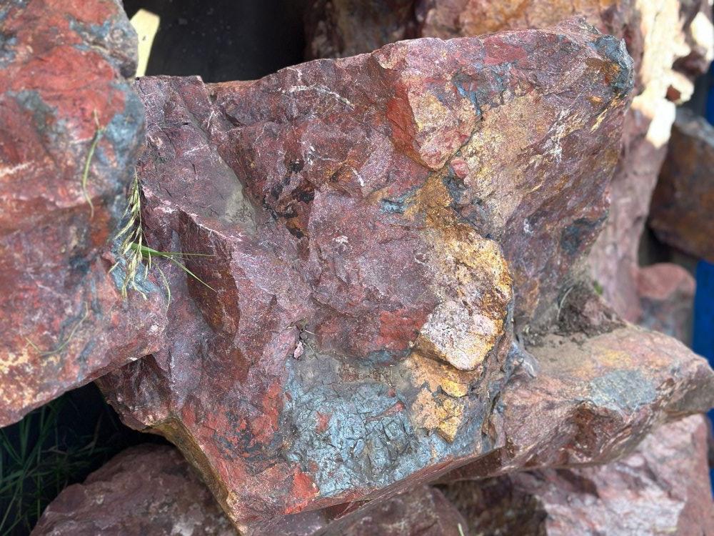 Камни для ландшафтного дизайна красно-фиолетовые 10-60 килограмм купить в Сибае