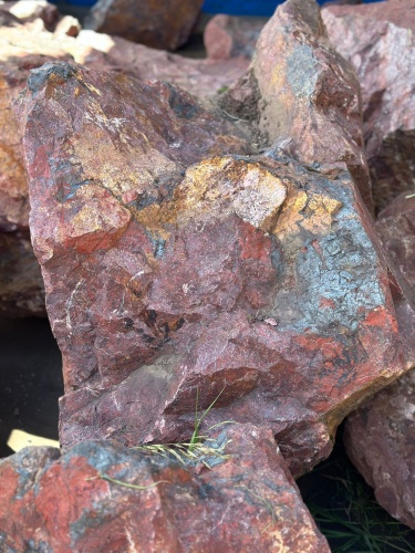 Камни для ландшафтного дизайна красно-фиолетовые 10-60 килограмм купить в Сибае