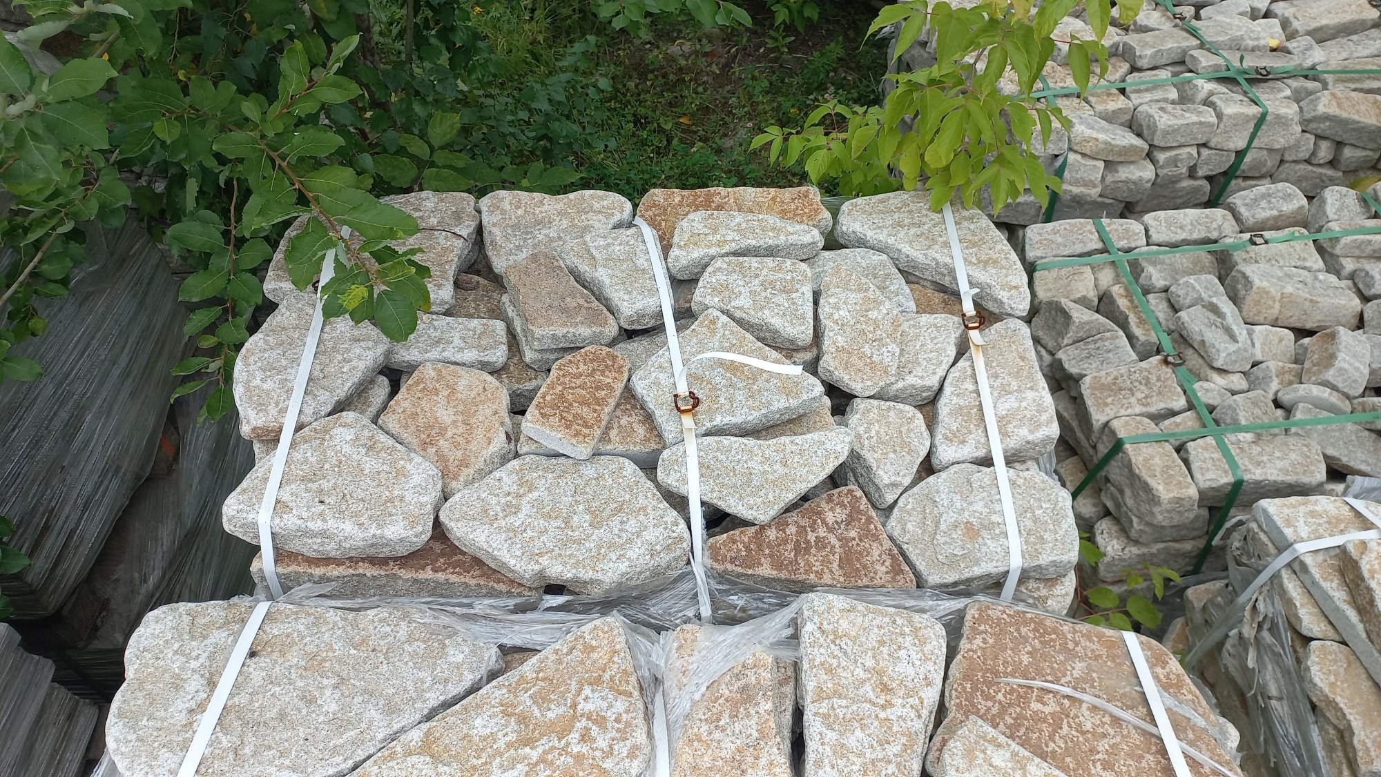 Плитняк галтованный гранитный для ландшафтного дизайна купить в Сибае