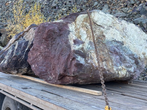 Огромные красно-фиолетовые валуны для ландшафтного дизайна весом более 5 тонн купить в Сибае