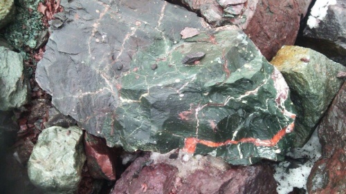 Гигантские зелёные валуны для ландшафтного дизайна весом более 5 тонн купить в Сибае