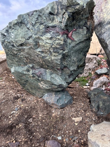 Гигантские зелёные валуны для ландшафтного дизайна весом более 5 тонн купить в Сибае