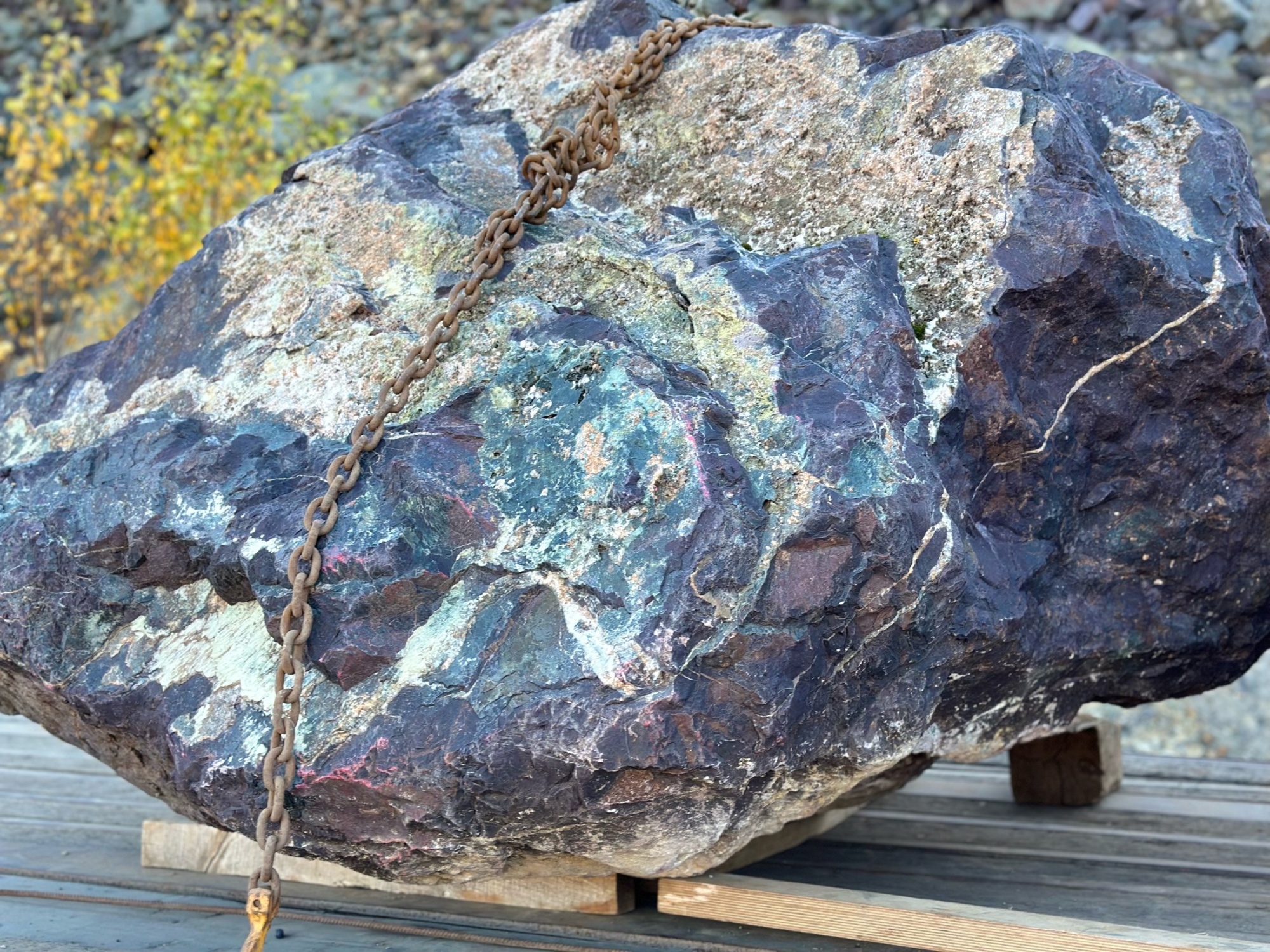 Огромные красно-фиолетовые валуны для ландшафтного дизайна весом более 5 тонн купить в Сибае