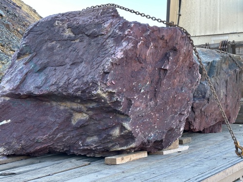 Огромные красно-фиолетовые валуны для ландшафтного дизайна весом более 5 тонн купить в Сибае